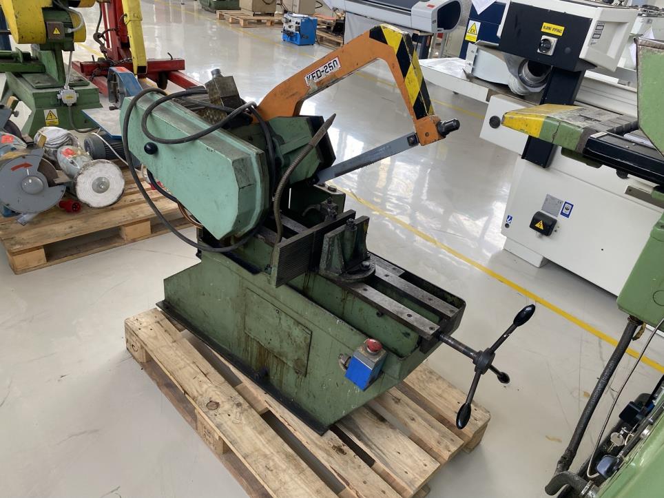 Kovoobrábecí stroje a pracovní obuv-2